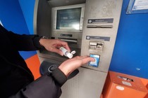 Cây ATM ở Hà Nội cáu bẩn, khách sợ Covid-19 phải mang theo nước rửa tay 