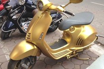 Siêu phẩm Vespa 946 mạ vàng óng ả tại Hà Nội