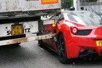 Xót xa nhìn siêu xe Ferrari bị xe tải cán nát 