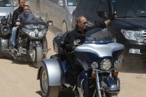 Tổng thống Putin cưỡi Harley Davidson dẫn đoàn moto đến Ukraine 