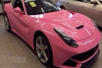 Ferrari F12 màu hồng quyến rũ xuất hiện trên phố