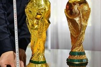 Tận mắt 1.000 cúp World Cup vàng giả lừa thượng đế