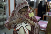 Xem phụ nữ Pakistan sản xuất trái bóng Brazuca