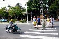 “Lấy lòng” khách, Nha Trang cử người đưa khách Tây qua đường