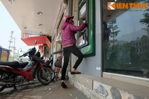 Hàng loạt cây ATM "làm khó" khách vì mất bậc tam cấp vỉa hè