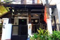 Loạt cửa hàng thương hiệu triệu đô The KAfe cửa đóng then cài