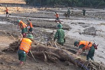 Bộ đội, công an dầm mình trong bùn đất tìm kiếm nạn nhân ở Làng Nủ