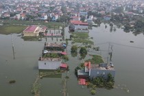 Hàng trăm ngôi nhà ở Mỹ Đức ngập sâu, cuộc sống người dân đảo lộn 