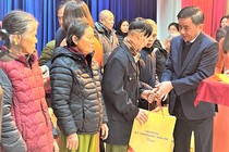 Chủ nhiệm UBKTTW Trần Cẩm Tú tặng quà tết tại Hà Tĩnh