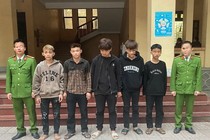 Nghệ An: Bắt khẩn cấp nhóm đối tượng ném vỡ kính xe khách