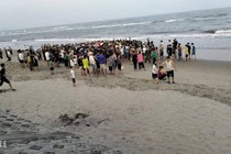 Quảng Bình: Đi tắm biển, 2 thanh niên bị đuối nước