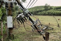 Nghệ An: Sau nắng nóng, nhiều nhà dân bị giông lốc thổi bay
