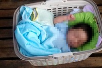 Hà Tĩnh: Bé trai sơ sinh bị bỏ rơi trước cổng chùa