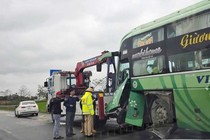 Xe máy va chạm ô tô khách, 1 người tử vong tại chỗ