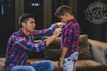 Cha con Ronaldo cùng khoe hình thể ở quảng cáo mới