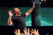 Một ngày làm việc của triệu phú Tony Robbins có gì khác biệt?