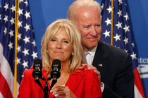 "Tiết lộ" nghề nghiệp và mức lương của vợ, con ông Joe Biden