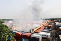 Kho container cháy 3 ngày, khói độc bao trùm ở Bangladesh