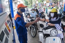 Giá xăng tăng, lên sát 24.000 đồng/lít