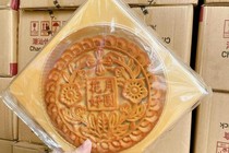 Cận cảnh bánh trung thu khổng lồ “gây bão” thị trường Việt 