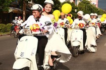 30 cặp rước dâu trên Vespa náo loạn thành phố Vinh