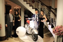 Ngắm kĩ Vespa 946 giá ngang ô tô vừa trình làng VN