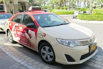 Toyota Camry hạng sang đất Việt, taxi xứ người