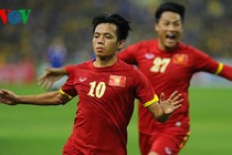 Việt Nam 2-1 Malaysia: Văn Quyết lập siêu phẩm