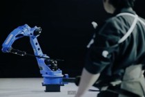 Video: Robot Samurai đánh bại bậc thầy kiếm thuật Nhật Bản