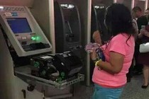 Bị ATM nuốt thẻ, người phụ nữ tay không phá tan máy 