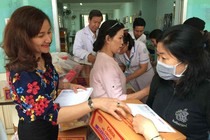 Báo Khoa học & Đời sống tặng quà cho bệnh nhân bệnh hiểm nghèo