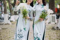 Hoa hậu Ngọc Hân, Đỗ Mỹ Linh quấn quýt như chị em ruột, thướt tha bên tà áo dài trên phố