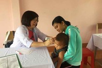 Bệnh viện Nhi Đồng 2 TPHCM khám, phát thuốc và tặng quà cho 300 trẻ em tỉnh Long An