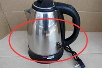 Ấm đun nước siêu tốc bị cháy do hỏng rơle