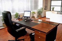 Bàn làm việc nên cách xa tủ điện