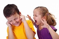 Bé hay đánh người, có phải bị tự kỷ?