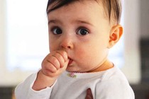 Bôi thuốc đắng để con không mút tay
