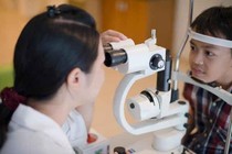 Ngày càng có nhiều người hỏng mắt vì đeo kính cận thị giả