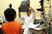 Dầu gió vào mắt có ảnh hưởng thị lực?
