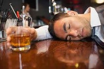 Dấu hiệu ngộ độc rượu cực nguy hiểm dễ gây tử vong