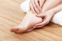 Bôi dầu ôliu giúp chống nứt gót chân