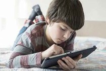 Con khô mắt vì mẹ cho dùng điện thoại riêng