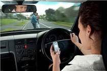 Đề xuất cấm sử dụng điện thoại di động khi đang lái xe ôtô
