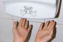 Dùng máy sấy tay dính ngay vi khuẩn