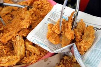 Nhiễm độc chì vì dùng giấy báo đựng thức ăn