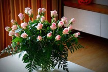 Không nên bẻ gai hoa hồng khi cắm