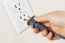 Hỏng phích cắm vì dùng tay kéo dây