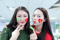 Những “thiên thần” văn phòng cổ vũ U23 vô địch AFC cup