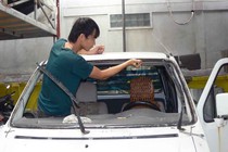 Thay kính xe ô tô khi bị rạn chân chim
