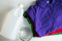 Loại bỏ vết bẩn áo quần bằng giấm trắng